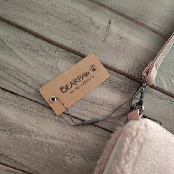 NWT Bearpaw Pink Faux Suede Shoulder Bag With Shearling Trim 🧸🐻 - Picture 4 of 8